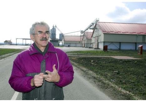 LA "EXPORT". De la preluarea fermei din Biharkeresztes, unde cultivă grâu, porumb, floarea soarelui, orz şi soia, italienii au investit nu mai puţin de 15 milioane de euro. "Cam 60% din producţie se vinde în Italia, unde preţul e mai bun, iar diferenţa în Ungaria şi România, care sunt considerate pieţe sărace", spune administratorul Cogoi Giancarlo